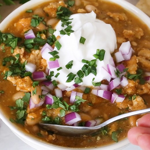 This Turkey Pumpkin Chili recipe is the perfect Fall dish made with ground turkey, tomatoes, canned pumpkin, white beans and spinach. https://www.skinnytaste.com/turkey-pumpkin-chili/ | Skinnytaste