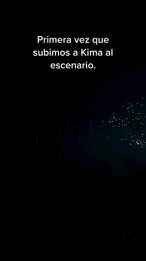 Concierto de Kimberly Loaiza: Momento Emotivo con Kima en el Escenario