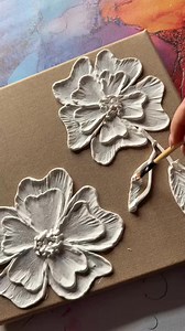 Ako vytvoriť 3D kvety na plátne? 🌸🎨 Pozri si môj návod a skús to tiež 🫶🏻 Odporúčam Nature plátno ► https://www.artmie.sk/maliarske-platno-na-rame-nature-rozne-rozmery-VXLPN a hladkú štrukturálnu pastu ► https://www.artmie.sk/search-engine.htm?slovo=kztst&search_submit=&hledatjak=2 🤩@kompoziteurope #artmie | ARTMIE.sk