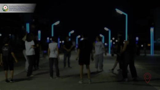 Füzuli şəhərində həyat öz axarındadır... Yenidən inşa edilən Füzuli şəhərinə birinci mərhələdə köçürülən sakinlər – keçmiş məcburi köçkünlər uzun illərin ayrılığından sonra yenidən birlikdədirlər. Söhbətgahlar, uşaq meydançaları gecə-gündüz dolub-boşalır. Böyüklər xatirələrini bölüşür, balacalar müxtəlif oyunlarla vaxt keçirirlər... ➡ Web: https://idp.gov.az/az/news/2750 ➡ Telegram: http://t.me/idpgovaz Qaçqın Kom 19.02.2026