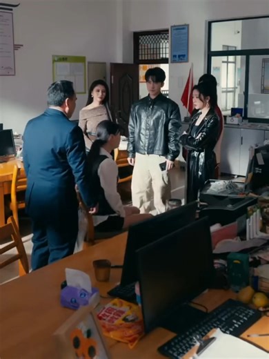 🎖️ EP11: “เฉินอวิ๋นตง: ทหารหน่วยรบพิเศษผู้ตามหาความจริง” อดีตทหารหน่วยรบพิเศษ ผู้เคยผ่านสนามรบและภารกิจเสี่ยงตาย แต่เมื่อกลับสู่ชีวิตธรรมดา เขาต้องเผชิญกับความจริงที่โหดร้าย แม่ที่เขารักป่วยหนัก และแม้เขาจะดิ้นรนออกหาเงินเพื่อรักษา สุดท้ายก็ไม่ทัน…แม่ได้จากไปก่อนการผ่าตัด 🌌 ความสูญเสียครั้งนี้ไม่ใช่จุดจบ แต่คือจุดเริ่มต้น เมื่อเขาเริ่มสืบหาความจริงเกี่ยวกับการเสียชีวิตของพ่อและแม่ เบาะแสที่ถูกซ่อนเร้นกลับนำเขาไปสู่เครือข่ายลึกลับ ที่เกี่ยวพันกับทั้งอำนาจและความลับในอดีต 🔥 เรื่องราวของเฉินอวิ๋