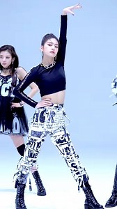 1.4M views · 10K reactions | 2020년 최고로 잘한 일 : 황예지 영상 본 것  춤도 잘 춰, 노래도 잘해, 눈빛도 장난없지 (1:21) 이렇게 하면 슈퍼스타 밖에 못해 예지야ㅜ <Studio CHOOM - 스튜디오 춤> [BE ORIGINAL] ITZY #예지 'WANNABE' | M2 - 엠투 | Facebook