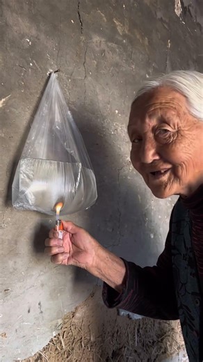 A lighter heats water slowly, is it better to use solar energy? Why didn't the bag burn?