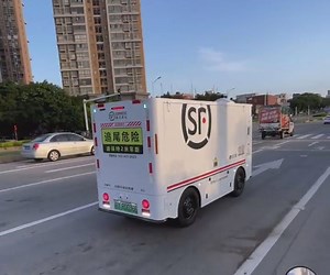 毎晩、街中を高速で行き交うAI無人車は、すでに幹線道路における物流の大部分を代替できる段階にきている。