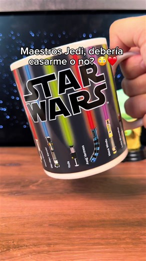 Maestros Jedi necesito su ayuda, que debería hacer? 😭🙏🏻 #starwars #starwarstiktok #lightsaber #starwarsfan #taza Está taza de Star Wars que cambia de color con el calor, es la mejor que le puedes regalar a un fan de Star Wars
