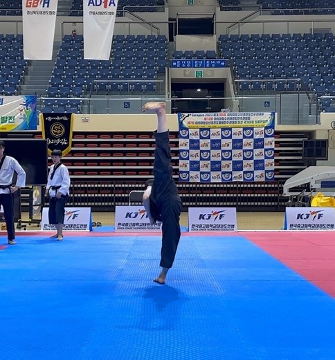 국가대표 TS_TAEKWONDO🇰🇷 on Instagram: ". 2023. 7. 13. 국가대표 TS_TAEKWONDO🇰🇷 태극 4장 옆차기 부분 ! 굿 킥 ! . . . Korea TS TKD @acskorea_taekwondo @taekwondotao Please contact us for more information 많은 문의 바랍니다😀 🔹태권도학과 입시준비생 모집 🔹초,중,고등부 품새선수단 모집 🔹품새를 배우고 싶은 성인부 모집 ▶Instagram DM ▶e-mail tstkd1107@gmail.com ▶Kakaotalk ghdydgod1 & hc7568 Tel : 031 294 5111 #태성태권도장 #국가대표 #태권도 #발차기 #옆차기 #sidekick #tkd #taekwondo #tstaekwondo #품새 #po