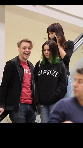 Awkward phone calls prank! 🤣 #phonecallprank #awkwardphonecalls #escalator #escalatorgirl #escalatorprank #pranks #funny #funnyvideos #comedy