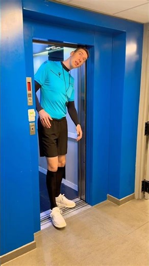 Tallest referee.. 🤕