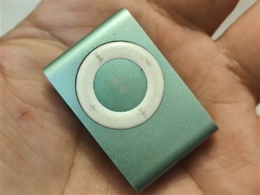 ipod shuffle2绝对经典。时隔17年换了电池运转杠杠的。