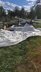 Bespilotna letelica CH-92A Vojske Srbije neplanirano se spustila na groblje u selu Obrva kod Kraljeva. Selo se nalazi nedaleko od vojnog aerodroma Lađevci. Za sada se ne zna razlog prinudnog sletanja niti stepen oštećenja letelice. 👇👇👇 https://www.vojnaknjizara.com/?s=Bespilotn&post_type=product | Vojna Knjižara