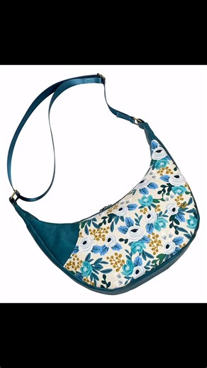 Blue Calla Patterns on Instagram: "I can’t tell you how long it took me to make, photograph and list this bag. It took me a long time. Because I just don’t feel like sewing right now when the world feels so heavy. But I forced myself and happy that I did. This lovely pattern is not one of mine. It’s the crescent bag from @kandoucrafts and it came together nicely. It was not difficult at all and I may make another in the smaller size. I used some supplies from my website which I will link to. The