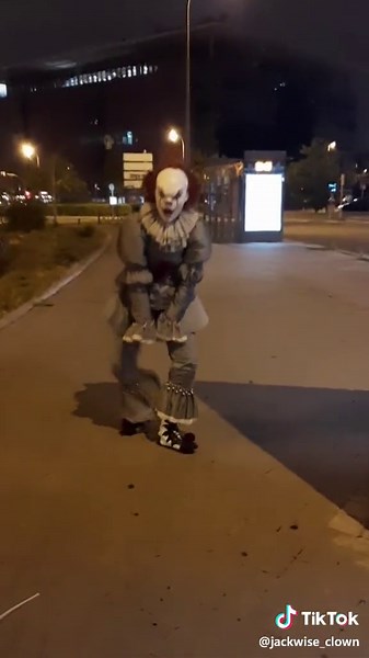 Pennywise Clown Cosplay: Running Makeup Tutorial