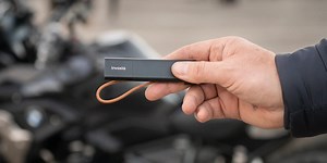 Lokátoru Invoxia GPS Tracker Pro nevadí absence blízkého telefonu. Svou pozici na mapě prozradí díky síti LTE-M