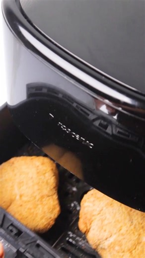 🍗🍟NUGGETS XXL🍟🍗 . Seguramente pienses🤔 que los nuggets no son una opción muy saludable y tienes toda la razón😅, un alimento frito y con un relleno de dudosa procedencia🤢 no es precisamente el mejor elemento de una dieta equilibrada. . Peeeeeero💡 siempre se pueden hacer las cosas bien! Ingredientes de calidad👌, manejo adecuado y un proceso de cocinado saludable convierten a estos nuggets en una opción brutal para tus cenas🥳! . Si aún no tiene tu #airfryer de @Proscenic.Official 🌏 aprov