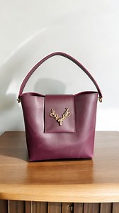 ⭐️✨Ciao creativi! In q uesto tutorial vi mostro come realizzare una borsa chic in pelle sintetica con un'applicazione che la renderà unica. Passo dopo passo, impareremo a tagliare, assemblare e decorare la vostra nuova borsa preferita. Preparate i materiali e liberate la fantasia: iniziamo subito! #fashion #faidate #acessorios #diybag #tutorialvideo #cucire #creativity #diy #borsadonna #creareconpassione #tutorialvideo #bag #diyprojects | KIKA Tutorial Creativi