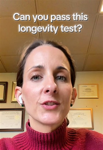 Can you pass the longevity test? 🦵🏃‍♂️ The Sit-to-Stand test is a simple 30-second check used by doctors to measure lower body strength and functional health. How to do it: 1️⃣ Use a standard chair (no armrests!). 2️⃣ Cross your arms over your chest. 3️⃣ Set a timer for 30 seconds and count how many times you can fully stand up and sit down. Check the chart in the video to see if you're above or below average for your age! 👇 Comment your age and score below! 💬 #aging #longevity#fitnesschalle