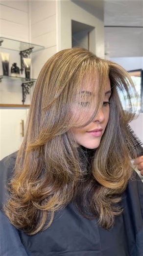 Flawless Salon and Med Spa on Instagram: "Roses are red, Volume is too 💌 A 90s blowout cut Is calling you — Tucson 💕 make your appointment!! • • • Valentine’s Day Galentine’s Self-love season Date-night ready 90s blowout Blowout haircut Face-framing layers Long layers Soft layers Volume cut Bouncy hair Full body blowout Movement and shape Polished finish Hair transformation Fresh cut energy Luxury haircut"