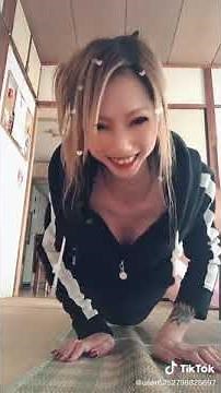 TIKTOK 腕立て ポロリ見えた
