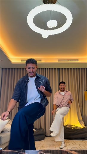 Sacha Sla 🕺🔥 on Instagram: "En français on dit : « je ne laisse pas les mauvaises ondes m’atteindre » … En danse on dit : 🕺 Tu valide ? @wellnessbyjade"