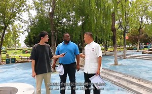 Sam“沉浸式”感受中国非遗文化剪纸魅力 Sam Learns Chinese Paper-cutting