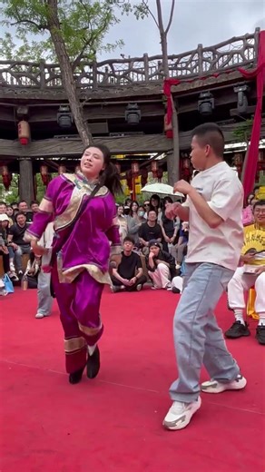 万岁山俏婆婆斗舞