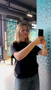 Unsere Illusionsexpertinnen und -experten erklären dir nicht nur, wie alles funktioniert. Sie zeigen dir auch, aus welchem Winkel dein Foto einfach unfassbar cool wird. 📸 | Museum der Illusionen Stuttgart