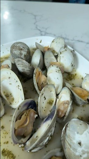 Steamed Clams with Lemon Garlic Butter Broth