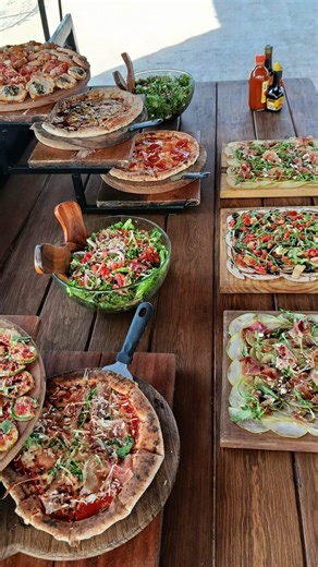 🎄✨ ¡La Navidad sabe mejor con Pizza Termini! Reúne a tus amigos, familia o equipo y celebra con el sabor que nunca falla 🍕 | Pizza Termini