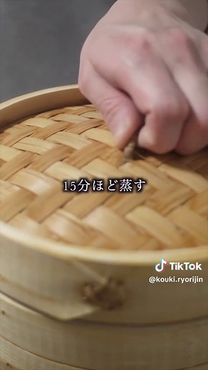 📄真鯛の骨蒸し ======================= ☆材料 ・真鯛 2切れ ・昆布 1枚 ・白菜 ・白ネギ ・舞茸 ・菜の花 ・酢橘 ☆お出汁 ・出汁 200ml ・酒 50ml ☆手順 1.鯛に塩をして昆布を挟んで1日寝かす 2.好きな具材を入れて蒸す 3.火が通ればお好みで酢橘をかけて完成👍 #料理人#料理人見習いの日々#真鯛 #骨蒸し #蒸し