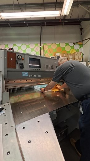 Every cut counts ✂️ #youromega #printshop #oddlysatisfying #satisfying #machine #customprint #printtok #papercut #papercuttingmachine #asmr