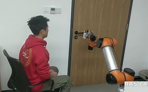 协作型机械臂自动开门