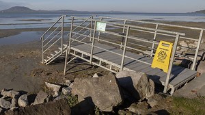 Ijesztően apad a Balaton, már sétálni lehet a medrében – drámai fotók