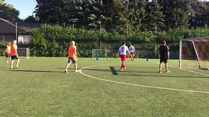 Beim FC Hennef 05 läuft aktuell der erste FVM-Walking Football-Aktionstag. Marc Jansen von Bayer 04 Leverkusen leitet die Trainingseinheit für alle Interessierten. Für alle, die heute nicht dabei sein können, gibt es schon am 13. Juli beim SpVgg Straß die nächste Chance, die Trendsportart auszuprobieren. | Fußball-Verband Mittelrhein