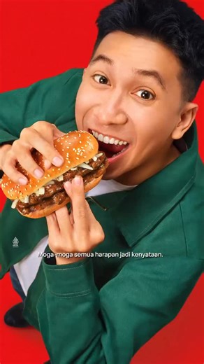 Akhirnya, yang ditunggu kembali lagi! ✨ Menu Prosperity Mekdi hadir untuk melengkapi ritual tahunanmu. Nikmati saus black pepper yang spesial dalam Beef Prosperity Burger dan Ayam McD Black Pepper. Lengkap dengan Double Beef Prosperity Burger dan Curly Fries favoritmu. Sudah siap memulai ritual tahunanmu? Yuk ke Mekdi terdekat atau pesan lewat McDelivery, GrabFood, GoFood, dan ShopeeFood. | McDonald's