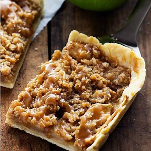 4.5M views · 121K shares | This CARAMEL APPLE SLAB PIE is perfect for those fall apples and has a to die for homemade caramel drizzle!! Perfect for feeding a crowd! PRINTABLE RECIPE HERE: https://therecipecritic.com/2015/09/caramel-apple-slab-pie/ | The Recipe Critic | Facebook