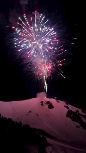 🇺🇸 Happy 4th of July! Here are some beautiful fireworks over Mammoth Mountain. 📹: Visit Mammoth | Active NorCal