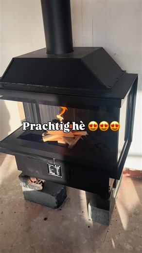 woonboerderij509 on Instagram: "Het leed dat een houtkachel heet! 🔥 🫣 Zien jullie ook altijd die mooie plaatjes voorbij komen van die prachtige houtkachels met helder glas waardoor je zo mooi zicht heb op het vuur? 😍😍😍 We hebben nu ook een houtkachel, dus achteraf wisten we niet natuurlijk wel.. maar het was wel even een tegenvaller dat het glas al zo’n 50% bruin/ zwart was na een halve dag branden. Gelukkig is het met een natte doek en wat as wel weer weg te poetsen, maar hier hadden we ev