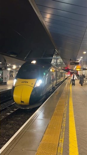 GWR Class 802 IET arriving at Reading