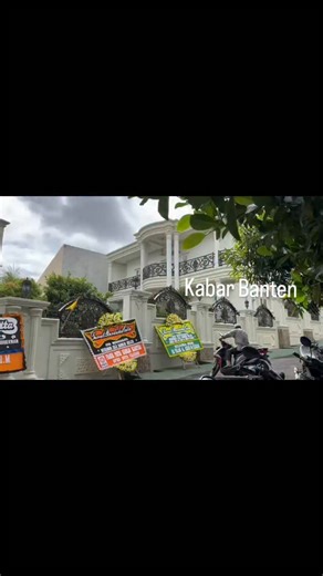 Kabar Banten on Instagram: "Suasana rumah kediaman di Perumahan BBS III, Kota Cilegon, Rabu (17/12/2025), usai beredar kabar dugaan pembunuhan terhadap anak seorang pengusaha yang juga mantan Ketua PPP Kota Cilegon Maman Suherman. Karangan bunga ucapan belasungkawa tampak berjejer di sekitar lokasi. . Ayu Mujiyanti/KB ‎. ‎Kirimkan informasi foto/video anda ke: ‎WA/Telegram/Signal 082217945978 (Kabar Banten) ‎. ‎#kabarbanten#pikiranrakyatgroup#kabarbantenofficial#kritisdansantun#kabarperistiwa#se