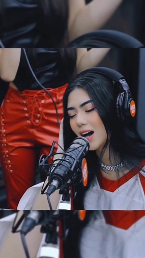 BINI Performs 'I FEEL GOOD' on Wish 107.5 Bus