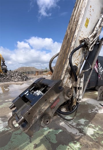 Vous m’avez demandé de parler, je m’arrête plus 🤣 #hydraulic #oilquick #flexible #pourtoi #mechanics