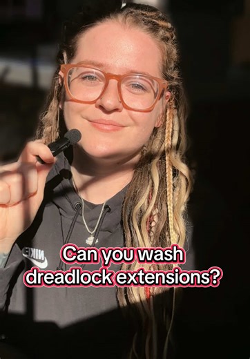 ✨Can You Wash Dreadlock Extensions? Yes. And you absolutely should! Clean scalp = healthy install. 🌟One of the biggest misconceptions about dreadlock extensions is hygiene. But the truth is: Dread extensions can be washed just like normal hair. The key is using the right products and techniques. 🌟Healthy installs require: ✅ Clean scalp ✅ Proper washing ✅ Correct drying ✅ Regular maintenance Education makes all the difference. 🌟More dread education👇🏼👇🏼👇🏼 👉🏼 www.alistangledmagic.square.