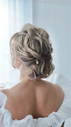 Kurzes Haar, feines Haar, fusseliges Haar, geschädigtes Haar, Babyhaare, genau die Kombination, vor der viele zurückschrecken. Und trotzdem: Es ist absolut möglich, daraus eine elegante, ruhige Brautfrisur zu kreieren. Dieses Haar braucht kein „Mehr“.Es braucht Verständnis. Wenn du weißt, wie du Textur aufbaust, die Oberfläche beruhigst und mit dem arbeitest, was da ist, entstehen Looks, die leicht aussehen und trotzdem halten. Auch ein Low Bun. Auch bei kurzer Länge. Ich liebe es, genau mit sol