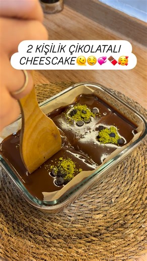 Zehra Aykaç on Instagram: "Bu pratik tarifle fazla malzeme derdi olmadan mis gibi Cheesecake yapabilirsiniz💞😍 Malzemeler: 250 gr labne Yarım su bardağı şeker 80 ml krema 1 tatlı kaşığı un 1 tatlı kaşığı nişasta 1 çay kaşığı vanilin 1 yumurta hepsini çırpıyoruz 40 gr tereyağını eritin 80 gr Burçak bisküvileri romdada çekin karıştırın 170 derecede 50 dakika pişiriyoruz ✨ #cheesecaketarifi #tatlitarifleri #tatlıtarifi #çikolatalı #sunumonemli"