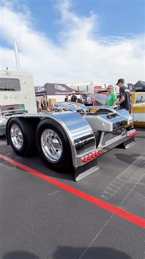 I know everybody goes to @dinosgitdown for the GM trucks, but let’s talk about the rigs tho 🥵🔥 @herrera.inc #dieselworldmag #dieselworld #dieseltrucks #turbodiesel #dieseltruck #peterbilt #peterbilttrucks | Diesel World