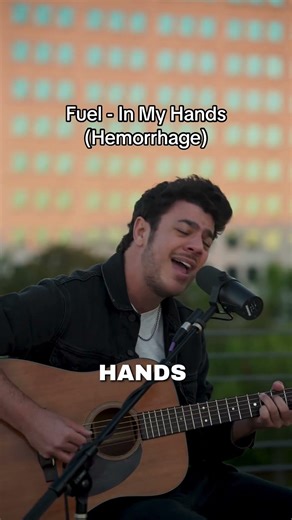 Screaming this at my steering wheel like it’s 2001 🔥 #coversong #cover #acoustic #singer