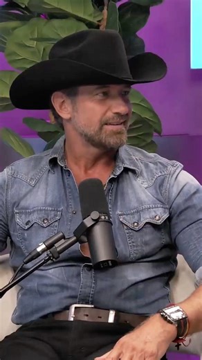 Univision Arizona on Instagram: "@gabrielsoto sabe qué es lo que quiere en el amor 🥰. En el nuevo episodio del 🎙️podcast #Clarísima, el actor se sincera 😍❤️ y confiesa cuáles son los requisitos que busca en su próxima pareja. Haz clic en el LINK de la BIO para ver la entrevista completa. También disponible en: ✅ Vix ✅ Uforia App ✅ El canal de YouTube de Uforia Podcasts ✅ Spotify ✅ Apple Podcasts ✅ o donde sea que escuches tus podcasts"