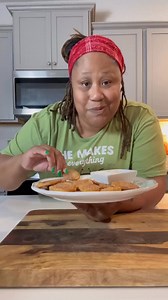 Southern Fried Squash 1 squash sliced thin 2 tablespoons cornmeal 1/2 tablespoon sugar 1 teaspoon salt 1 teaspoon pepper Oil used Canola oil Temp 350 degrees or medium heat #friedsquash #friedfood #southerncooking | Its Me Kellz