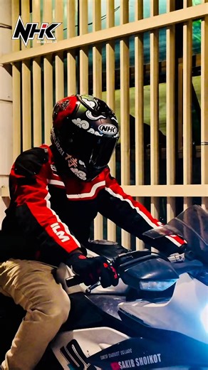 🗡️ NHK K5R DV – Samurai Assassin Edition 🩸 Born from the spirit of Japan’s ancient warriors — designed for today’s modern road fighters. From the land of honor, discipline, and legacy comes a graphic that tells the story of strength, silence, and focus — The Samurai Assassin ⚔️ Ride with the soul of a warrior. Feel the precision of Japanese artistry infused in every detail — bold, fearless, and ready for the road. 🔥 Dual Visor 🧠 Premium Padding & Comfort Fit 💨 Aerodynamic Shell ✅ ECE 22.06 