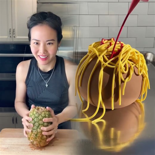 How to open a pineapple without a 🔪 #MomsofTikTok #LearnOnTikTok #CookingWithKids #pineapples